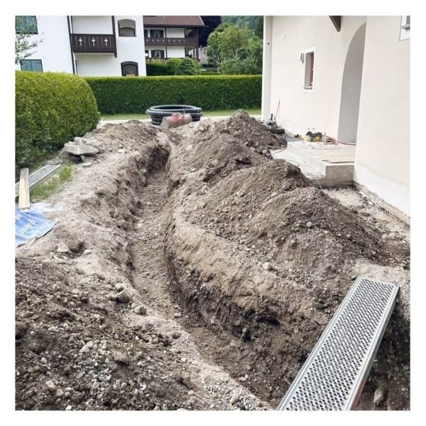 Unser Team war fleißig unterwegs und ganz bald kann wieder ein Wohnhaus mit einer Wärmepumpe beheizt werden.
Bei diesem Kunden durfte der Bagger anrücken… wir haben eine Fernleitung, quer durch den Garten verlegt - vom neuen Aussengerät der Wärmepumpe bis zum Keller in welchem das Innengerät steht. 
Für einen sicheren Anschluss der Leitung im Hausinneren gabs dann noch eine Kernbohrung durch die Kellerwand. 

Bei der Installation von Wärmepumpen an bestehenden Objekten ist eine ausführliche Besichtigung der Gegebenheiten und eine detaillierte Planung für uns besonders wichtig. 
Das spart Zeit und lässt wenig Platz für ungeplante Überraschungen ☺️.

#familienbetrieb #nachhaltigheizen #modernisierung #wärmepumpen #sanierung #handwerkhatzukunft #handwerk #liebezudetail #präzision, #gruenwalder_sanitär #gruenwalder #heizung #sanitär #solar #nachhaltig #ökologisch #gruenwalder_haustechnik #ausbildungsbetrieb #badtölz #bad_tölz #badtoelz