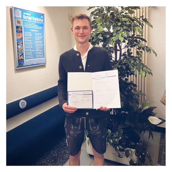 Gratulation🎉
Wieder hat einer unserer Lehrlinge erfolgreich die Gesellenprüfung abgelegt. Korbinian @korbi.512 hat bei uns die letzten 3,5 Jahre gelernt und ist ein wichtiger Teil unseres Teams geworden. Deswegen freuen wir uns sehr, dass er uns künftig als Geselle unterstützt und sein Wissen an die nächsten Lehrlinge weitergeben kann. 
Wir gratulieren natürlich auch unserem zweiten Neu-Gesellen Adrian ganz herzlich zur bestandenen Prüfung. Nach Abschluss seiner Ausbildung durften wir ihn bei uns im Team willkommen heißen☺️. 

#ausbildungsbetrieb #handwerk #ausbildung #handwerkhatzukunft #familienbetrieb #nachhaltigheizen #modernisierung #wärmepumpen #sanierung #liebezudetail #präzision, #gruenwalder_sanitär #gruenwalder #heizung #sanitär #solar #nachhaltig #ökologisch #gruenwalder_haustechnik #badtölz #bad_tölz #badtoelz